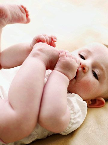 baby sucking toe